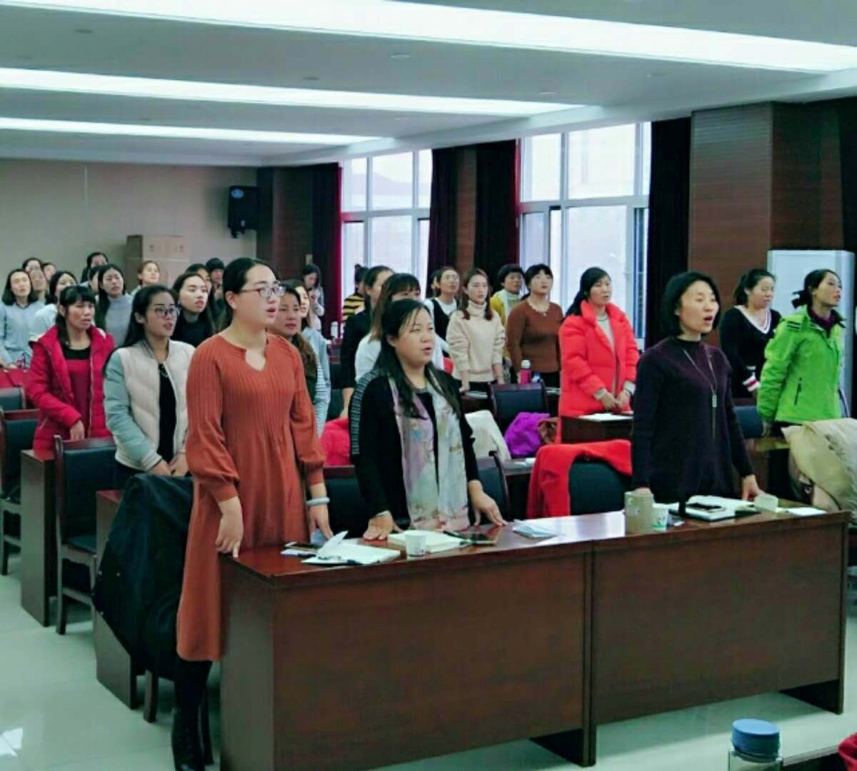 教師，教書(shū)育人，師德為本，學(xué)高為師，德高為范。