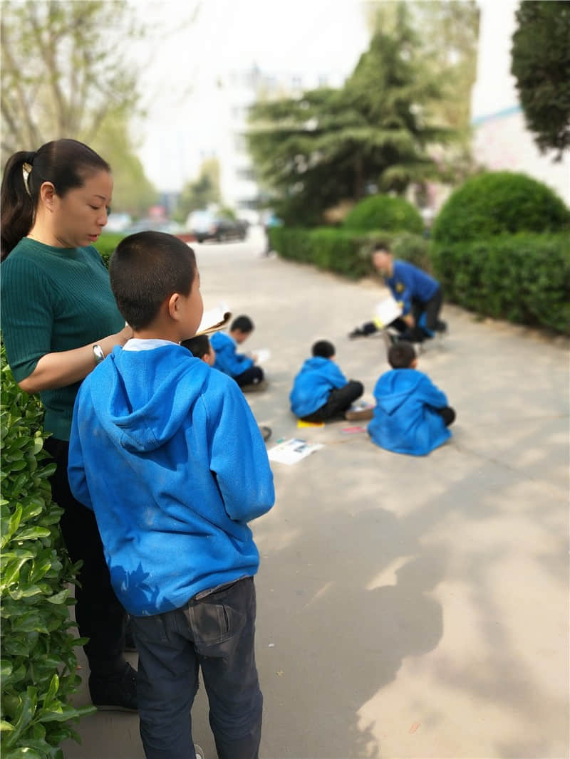 小學(xué)美術(shù)寫生課
