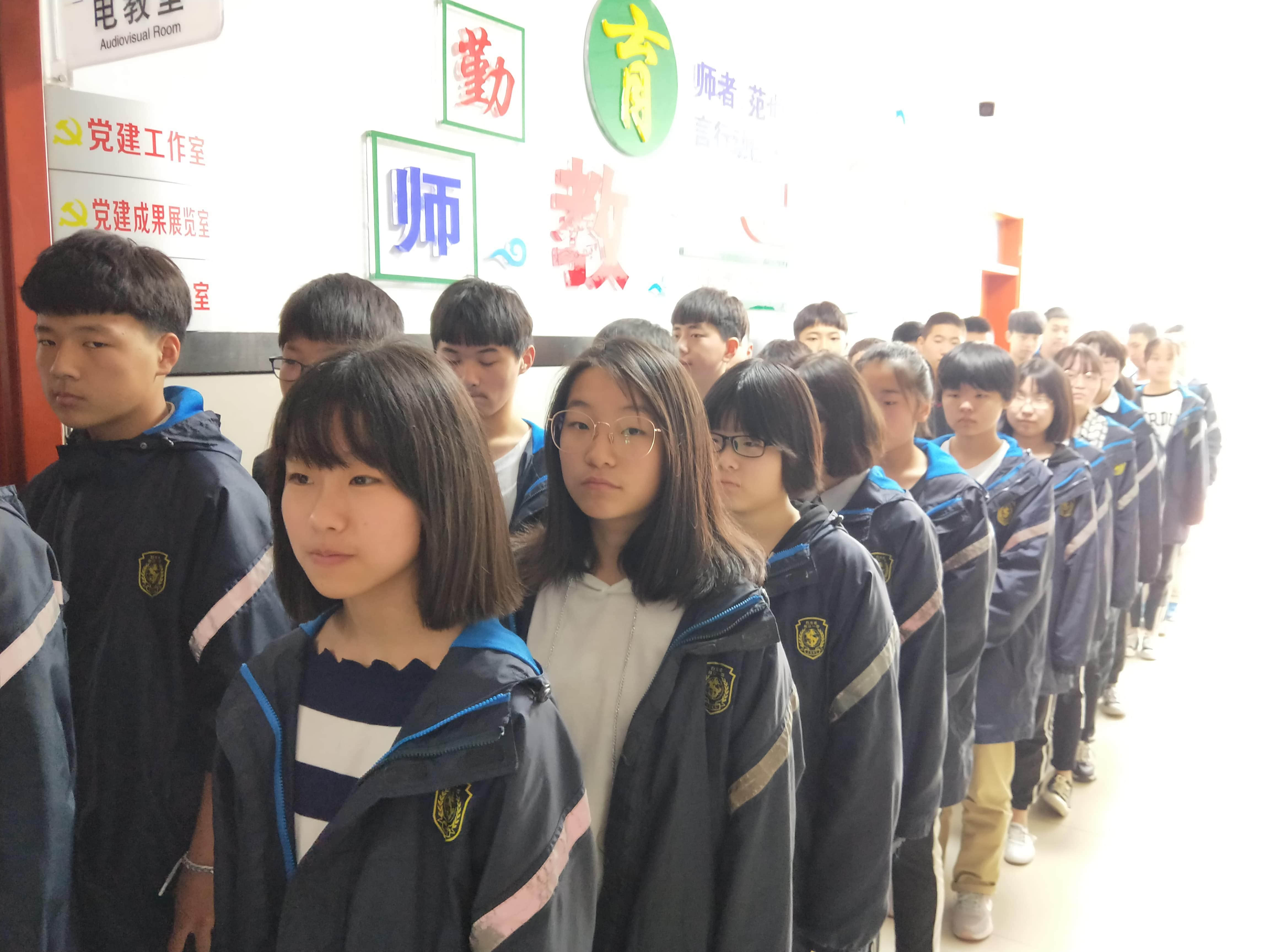 石家莊高新區(qū)社發(fā)局領(lǐng)導(dǎo)蒞臨我校視察