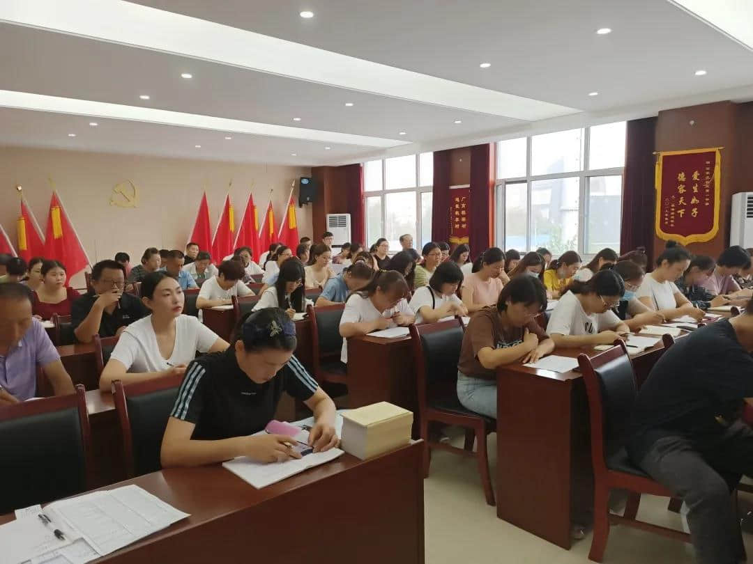 新學(xué)期 齊努力 攀高峰 ——中學(xué)部組織全體教師召開新學(xué)期動員大會