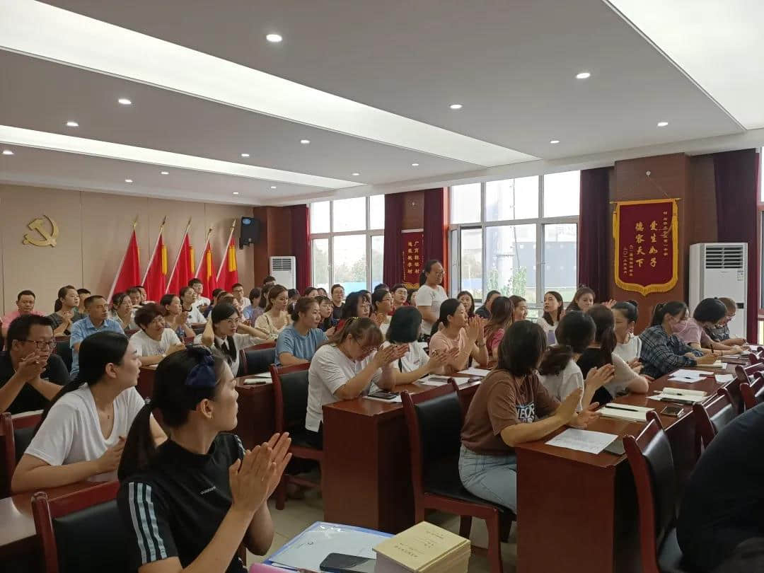 新學(xué)期 齊努力 攀高峰 ——中學(xué)部組織全體教師召開新學(xué)期動員大會