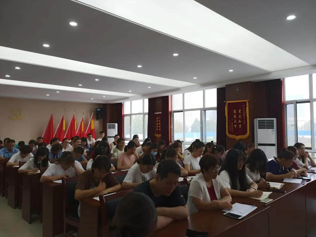 新學(xué)期 齊努力 攀高峰 ——中學(xué)部組織全體教師召開新學(xué)期動員大會