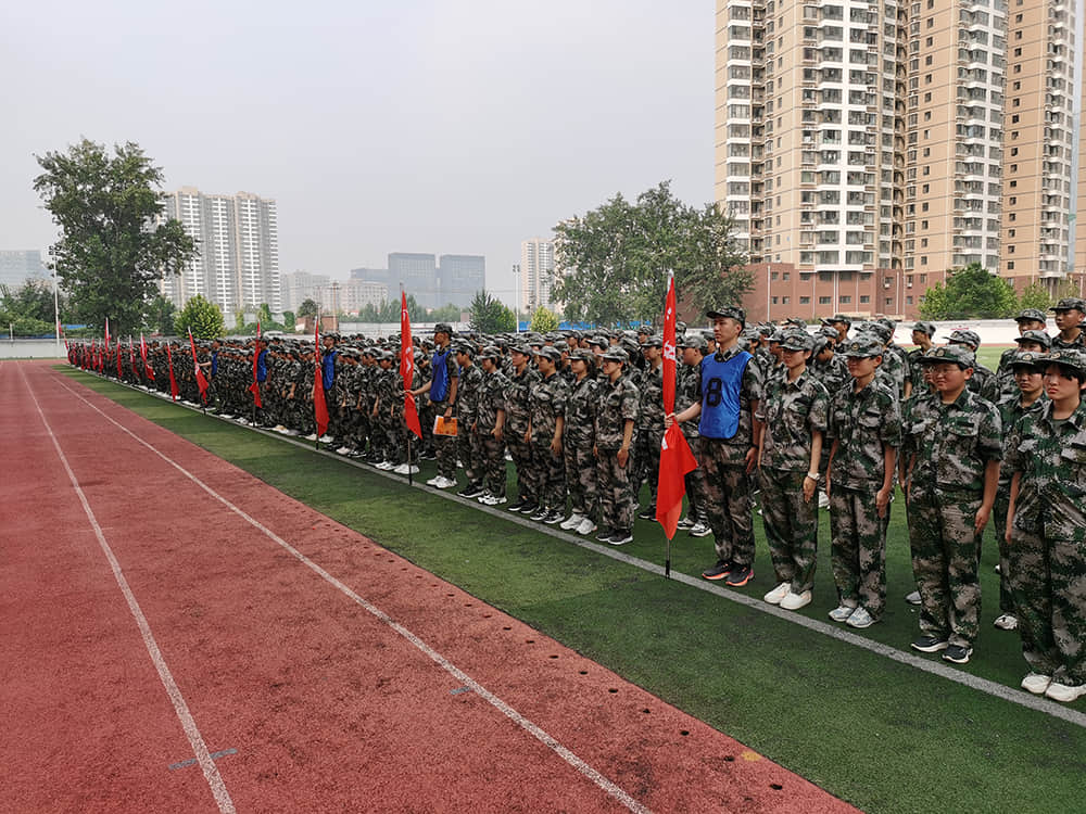 揮灑激情 百煉成鋼  2021-2022學(xué)年度第一學(xué)期國(guó)防教育軍事化訓(xùn)練結(jié)業(yè)儀式