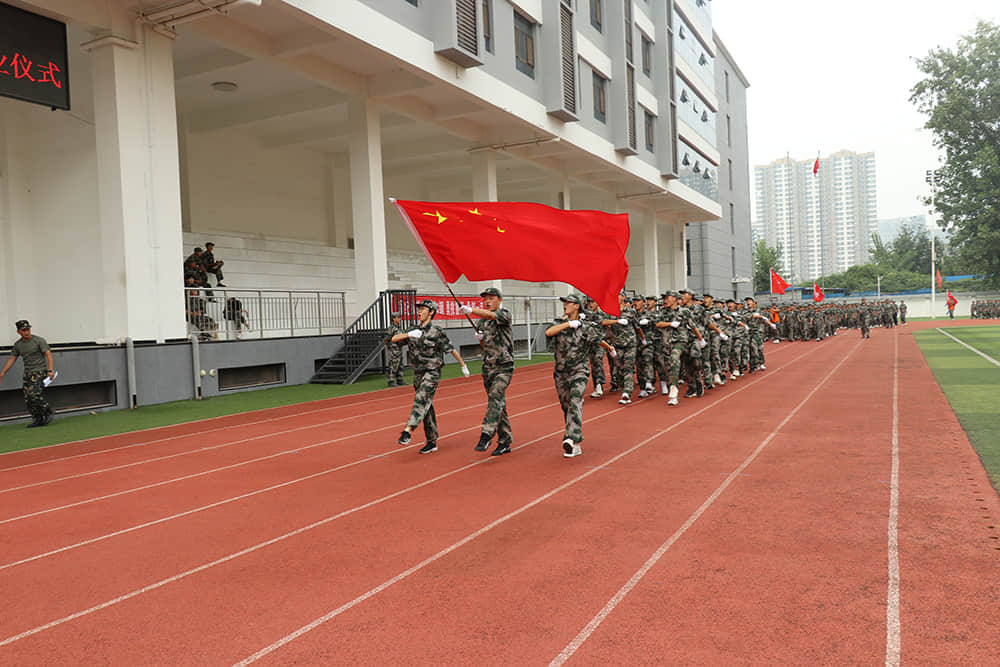 揮灑激情 百煉成鋼  2021-2022學(xué)年度第一學(xué)期國(guó)防教育軍事化訓(xùn)練結(jié)業(yè)儀式