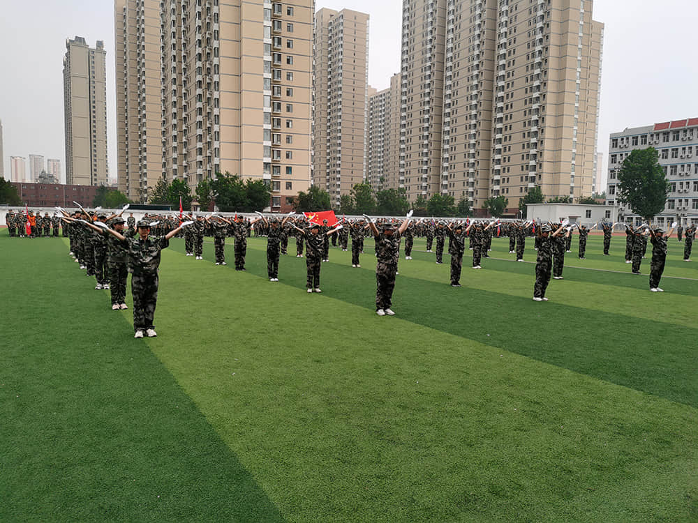 揮灑激情 百煉成鋼  2021-2022學(xué)年度第一學(xué)期國(guó)防教育軍事化訓(xùn)練結(jié)業(yè)儀式