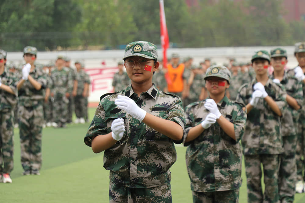 揮灑激情 百煉成鋼  2021-2022學(xué)年度第一學(xué)期國(guó)防教育軍事化訓(xùn)練結(jié)業(yè)儀式