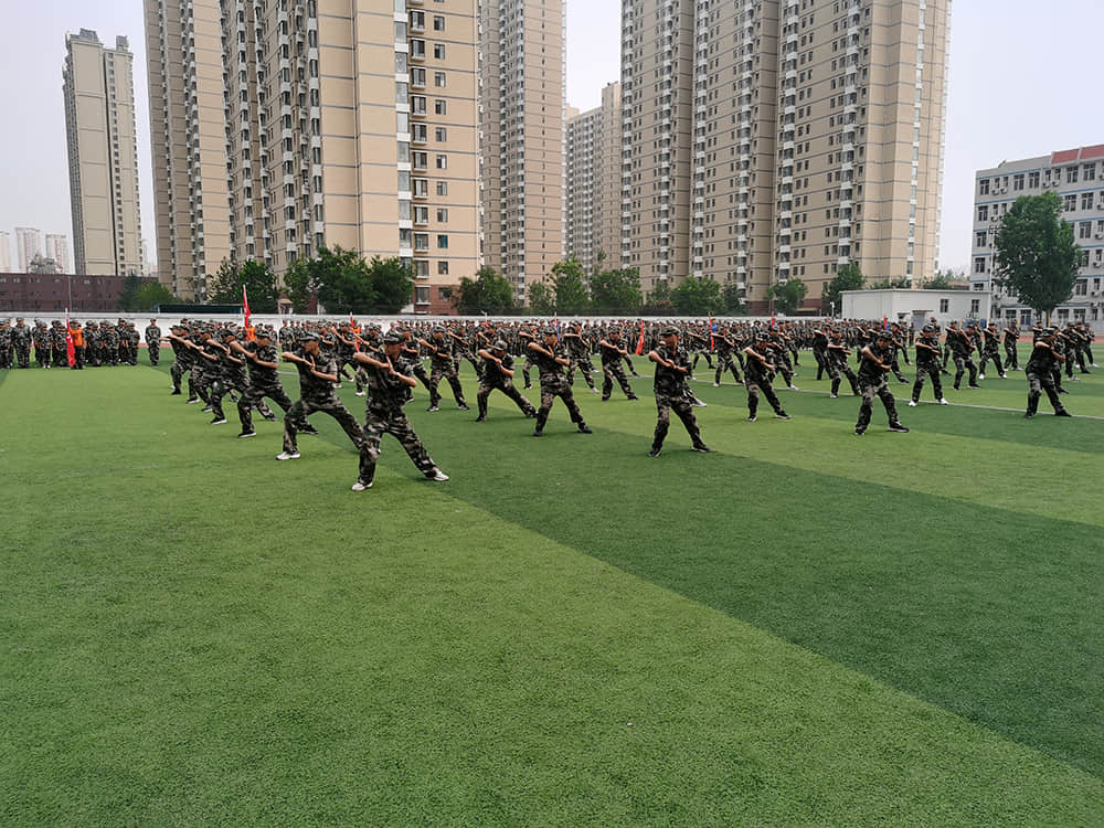 揮灑激情 百煉成鋼  2021-2022學(xué)年度第一學(xué)期國(guó)防教育軍事化訓(xùn)練結(jié)業(yè)儀式
