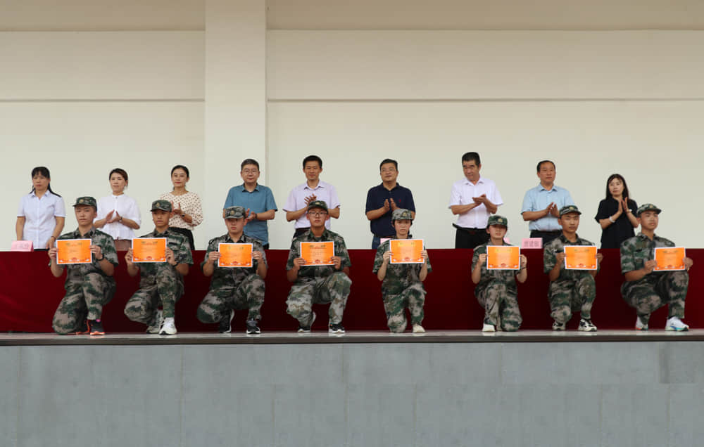 揮灑激情 百煉成鋼  2021-2022學(xué)年度第一學(xué)期國(guó)防教育軍事化訓(xùn)練結(jié)業(yè)儀式