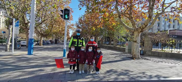石家莊私立一中幼兒園&高新交警大隊(duì) “大手拉小手 幸福平安行” 交通安全宣傳活動(dòng)