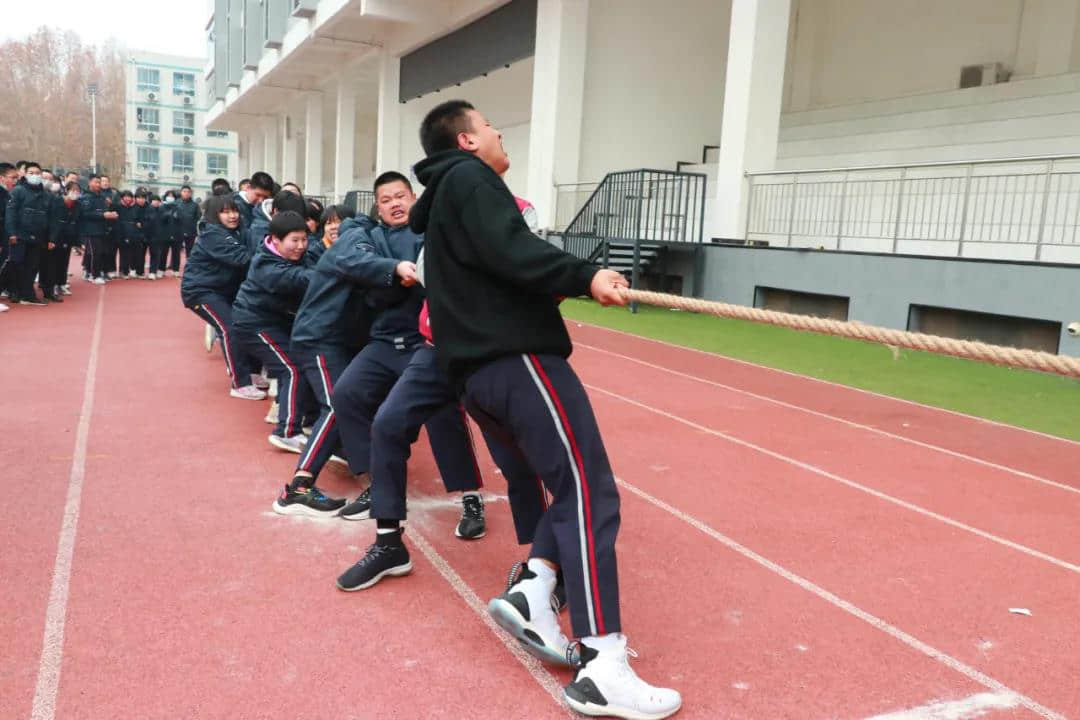 力拔青春 強(qiáng)我體魄丨私立一中舉行拔河比賽
