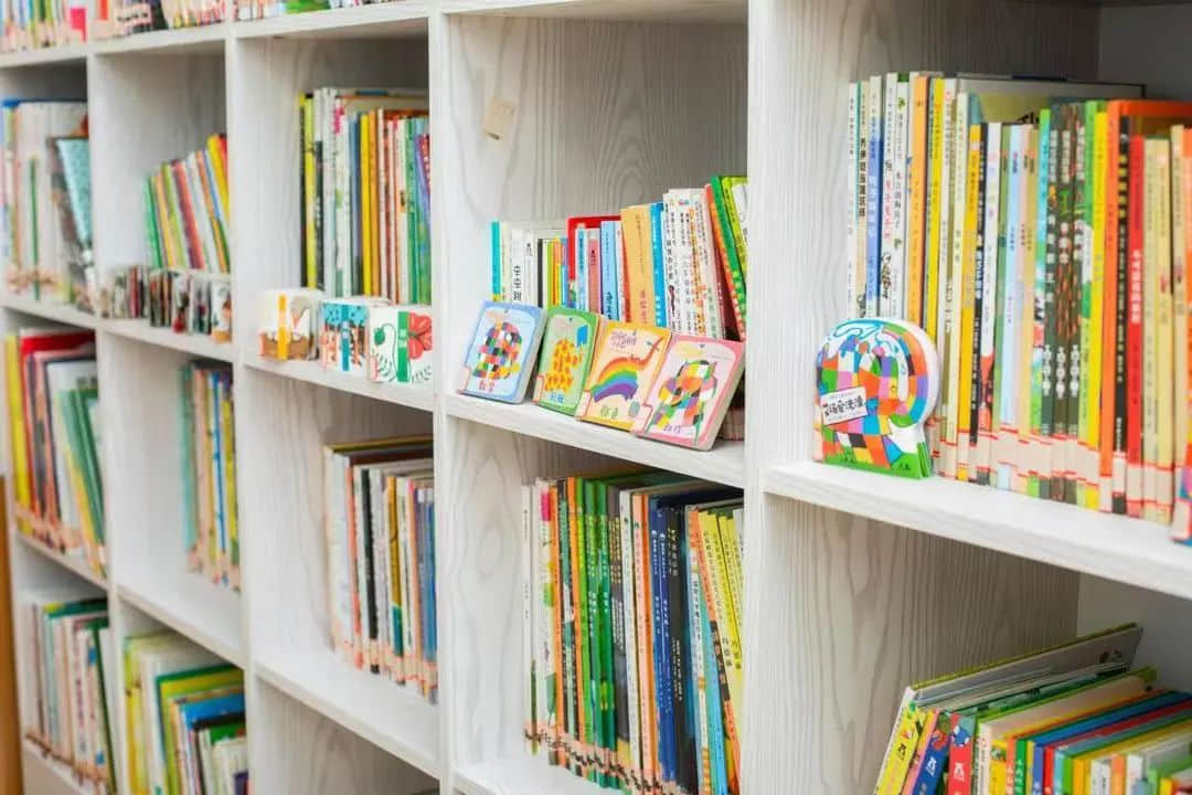 親子共閱讀，書香潤童心——私立一中幼兒園親子閱讀月活動免費暢讀千冊繪本，讓孩子愛“尚”閱讀