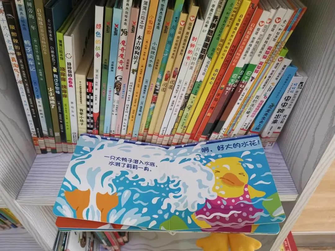 親子共閱讀，書香潤童心——私立一中幼兒園親子閱讀月活動免費暢讀千冊繪本，讓孩子愛“尚”閱讀