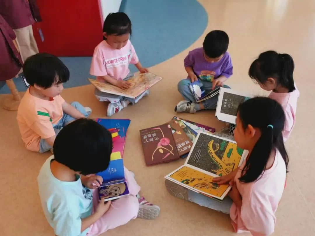 親子共閱讀，書香潤童心——私立一中幼兒園親子閱讀月活動免費暢讀千冊繪本，讓孩子愛“尚”閱讀