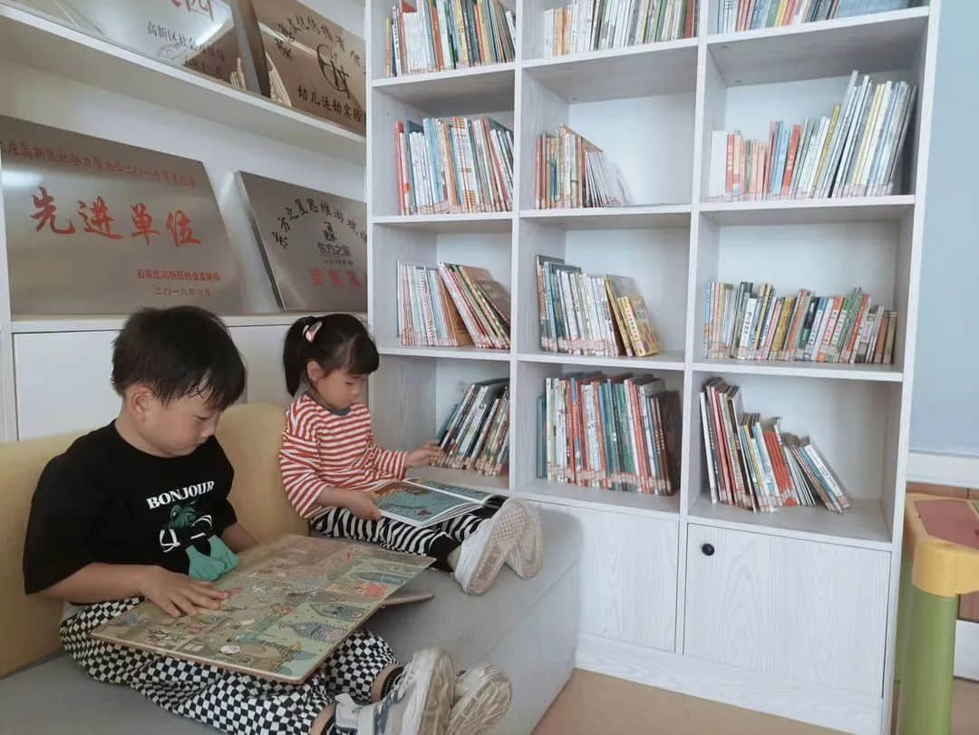 親子共閱讀，書香潤童心——私立一中幼兒園親子閱讀月活動免費暢讀千冊繪本，讓孩子愛“尚”閱讀