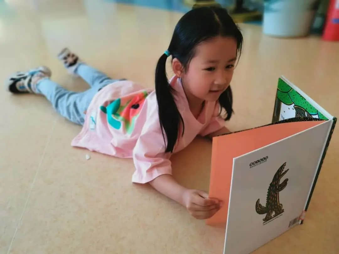 親子共閱讀，書香潤童心——私立一中幼兒園親子閱讀月活動免費暢讀千冊繪本，讓孩子愛“尚”閱讀