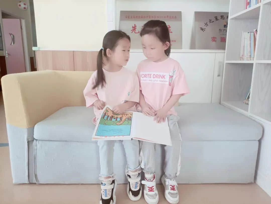 親子共閱讀，書香潤童心——私立一中幼兒園親子閱讀月活動免費暢讀千冊繪本，讓孩子愛“尚”閱讀