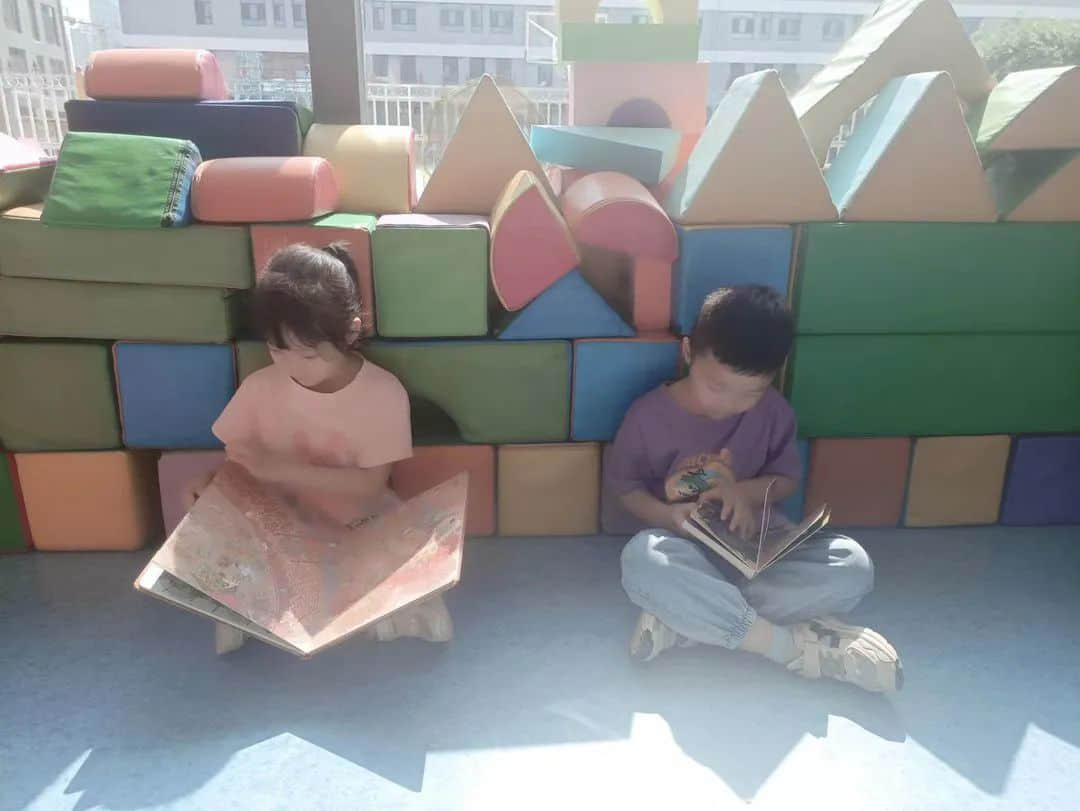 親子共閱讀，書香潤童心——私立一中幼兒園親子閱讀月活動免費暢讀千冊繪本，讓孩子愛“尚”閱讀