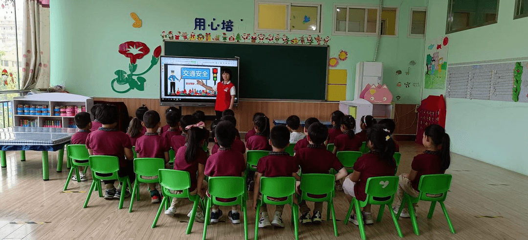 交通“小”常識(shí)，安全“大”教育--私立一中附屬幼兒園交通安全主題教育活動(dòng)