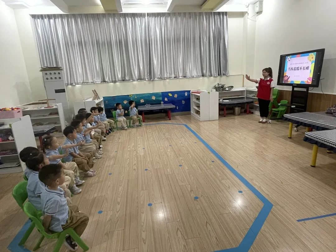 交通“小”常識(shí)，安全“大”教育--私立一中附屬幼兒園交通安全主題教育活動(dòng)