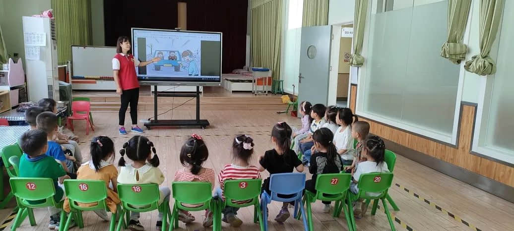 交通“小”常識(shí)，安全“大”教育--私立一中附屬幼兒園交通安全主題教育活動(dòng)