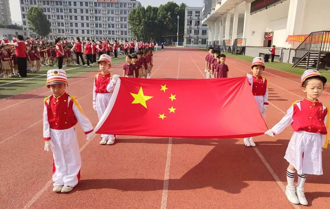 【畢業(yè)季—學前教育月系列活動（一）】濃濃父愛情 私立一中附屬幼兒園父親節(jié)主題活動升旗儀式