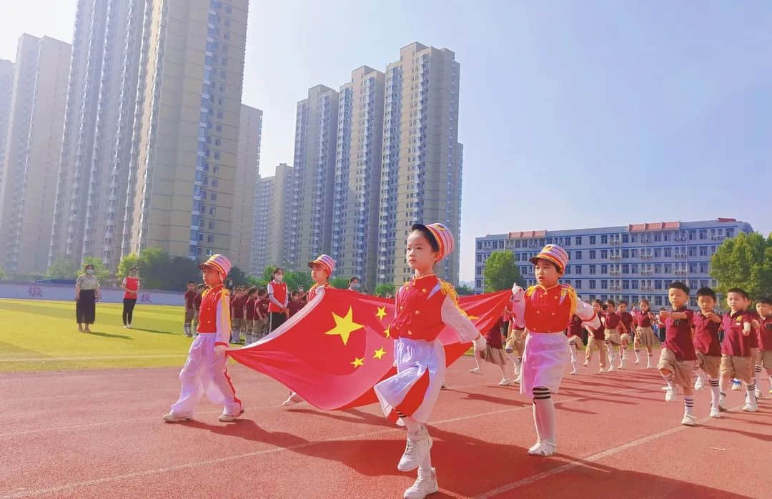 【畢業(yè)季—學前教育月系列活動（一）】濃濃父愛情 私立一中附屬幼兒園父親節(jié)主題活動升旗儀式