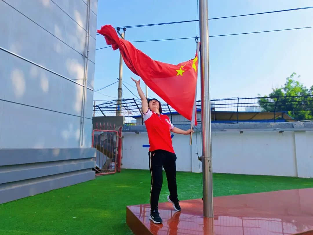 【畢業(yè)季—學前教育月系列活動（一）】濃濃父愛情 私立一中附屬幼兒園父親節(jié)主題活動升旗儀式