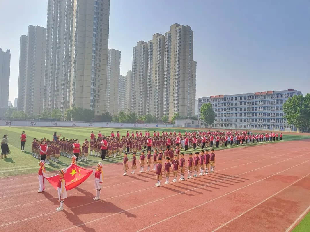 【畢業(yè)季—學前教育月系列活動（一）】濃濃父愛情 私立一中附屬幼兒園父親節(jié)主題活動升旗儀式