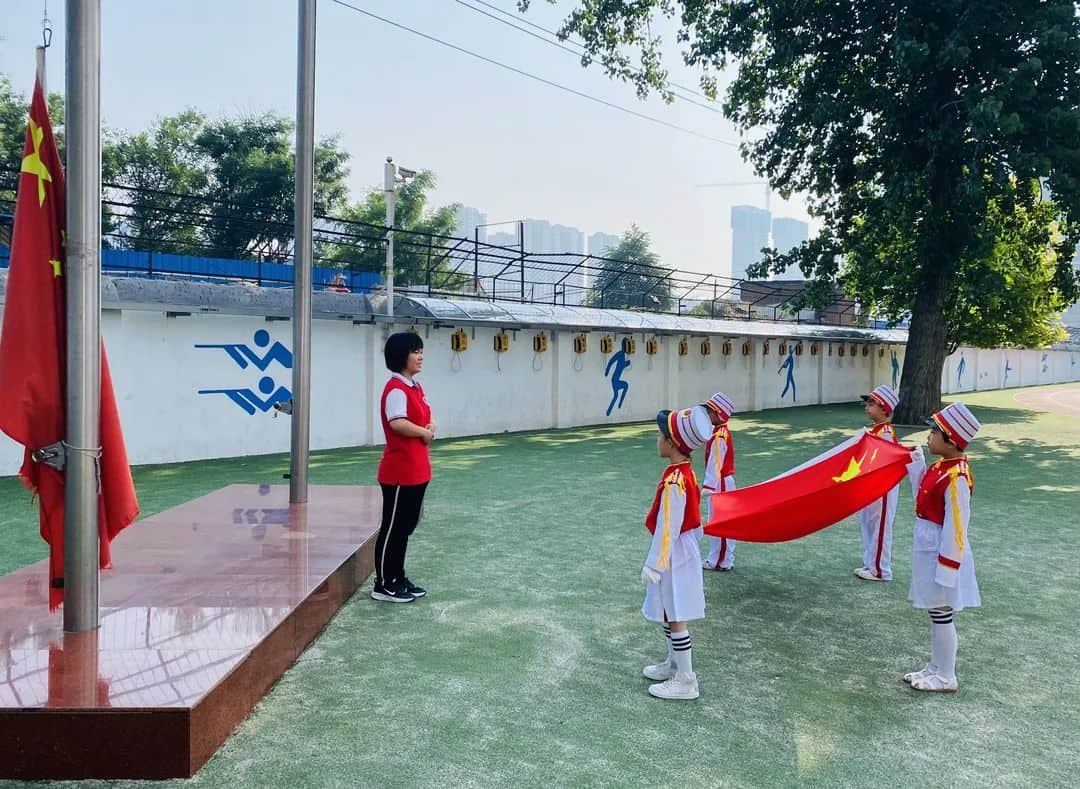【畢業(yè)季—學前教育月系列活動（一）】濃濃父愛情 私立一中附屬幼兒園父親節(jié)主題活動升旗儀式