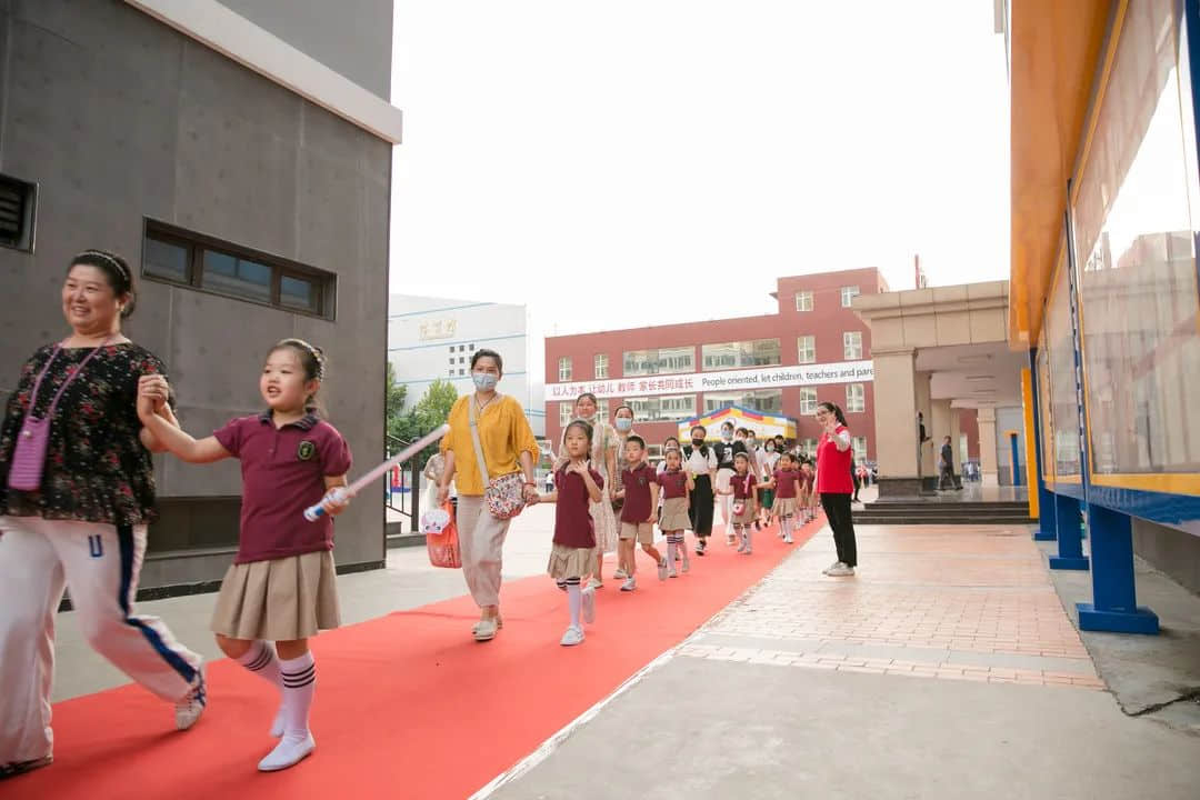 【畢業(yè)季】惜別 感恩 起航 一路成長(zhǎng)—私立一中附屬幼兒園大班畢業(yè)盛典