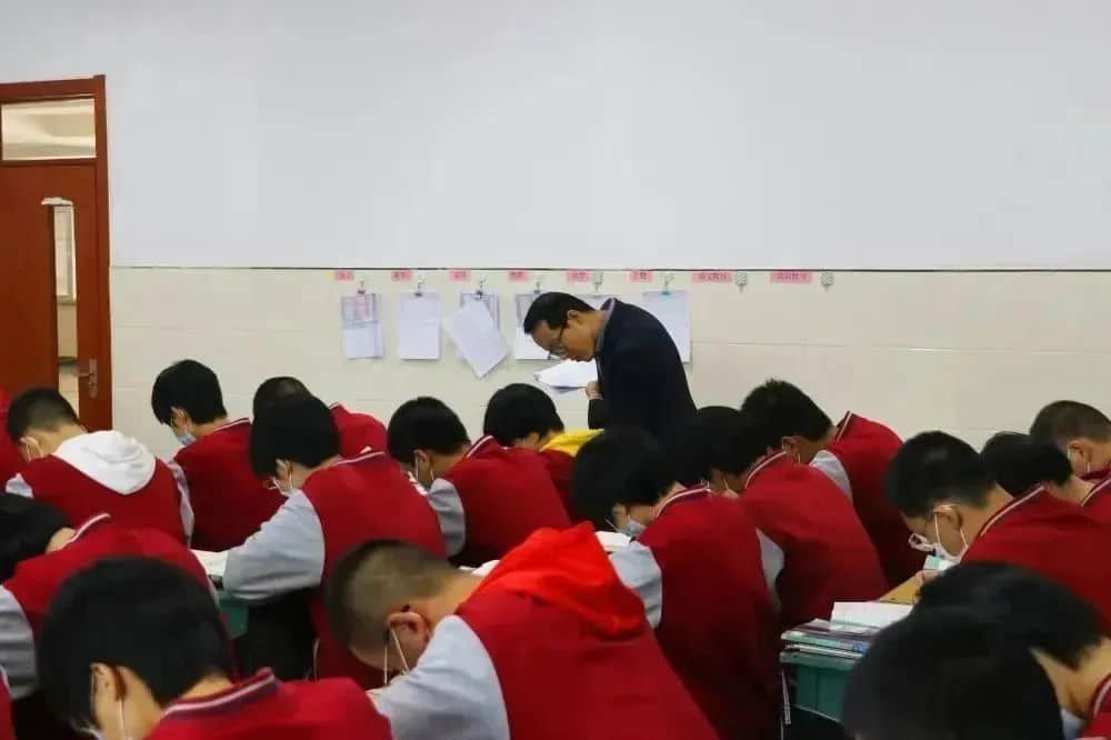 同心聚力 “疫”心一意丨石家莊私立第一中學(xué)高二年級(jí)筑牢“愛的防線”