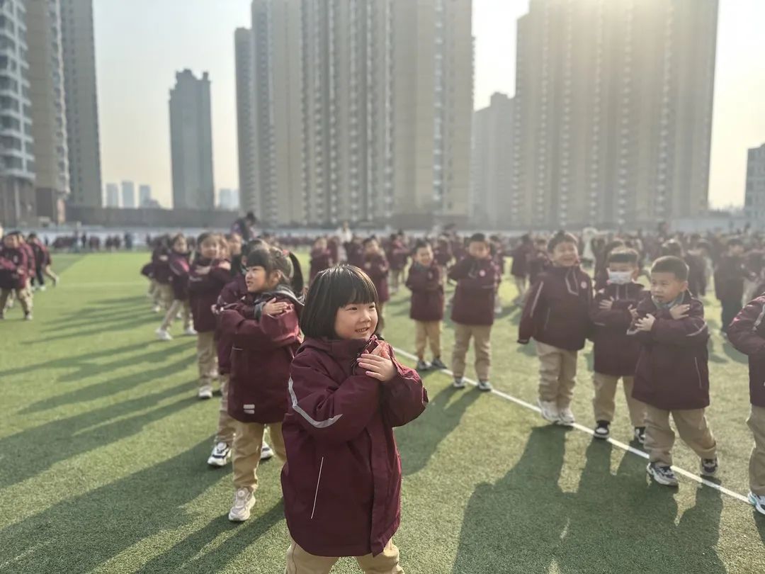 【預(yù)娃?運(yùn)動篇】預(yù)娃笑靨喚春風(fēng)，健康活力齊運(yùn)動——石家莊私立一中附小預(yù)科部｜運(yùn)動我快樂