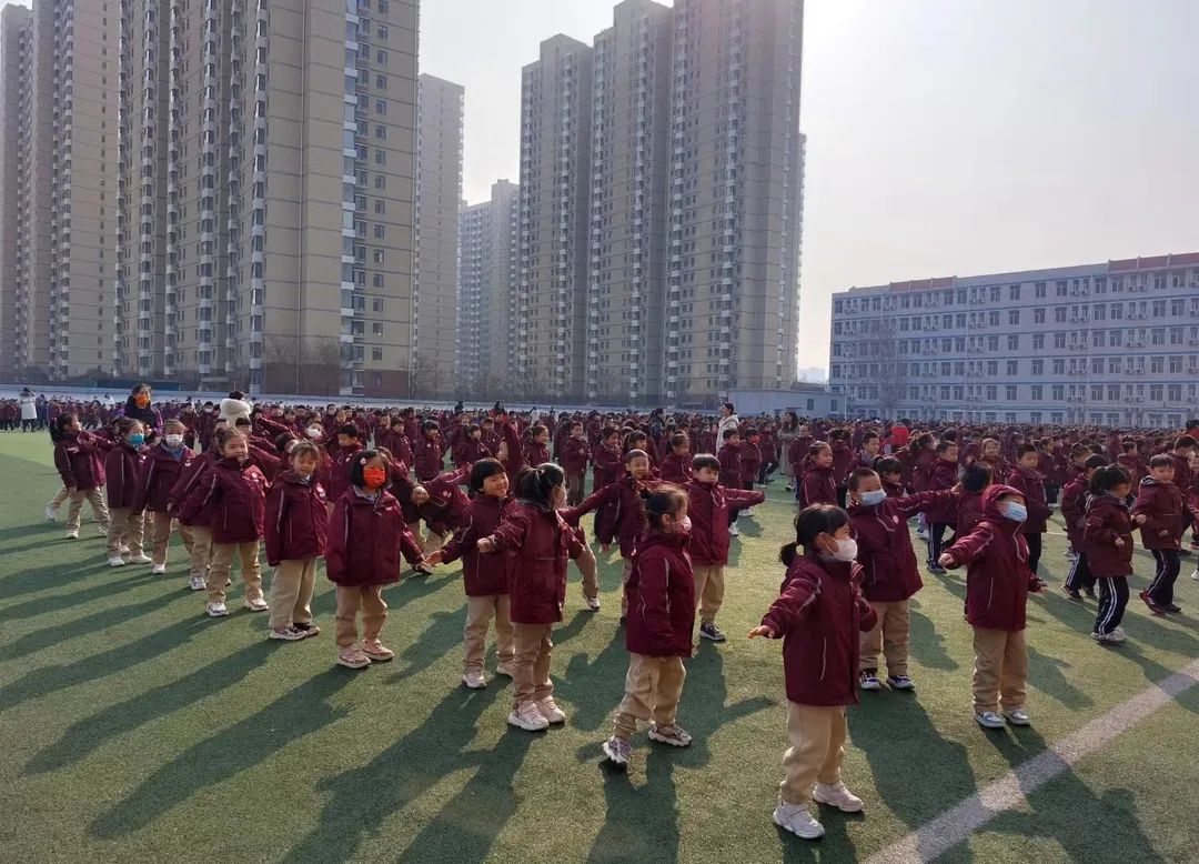 【預(yù)娃?運(yùn)動篇】預(yù)娃笑靨喚春風(fēng)，健康活力齊運(yùn)動——石家莊私立一中附小預(yù)科部｜運(yùn)動我快樂