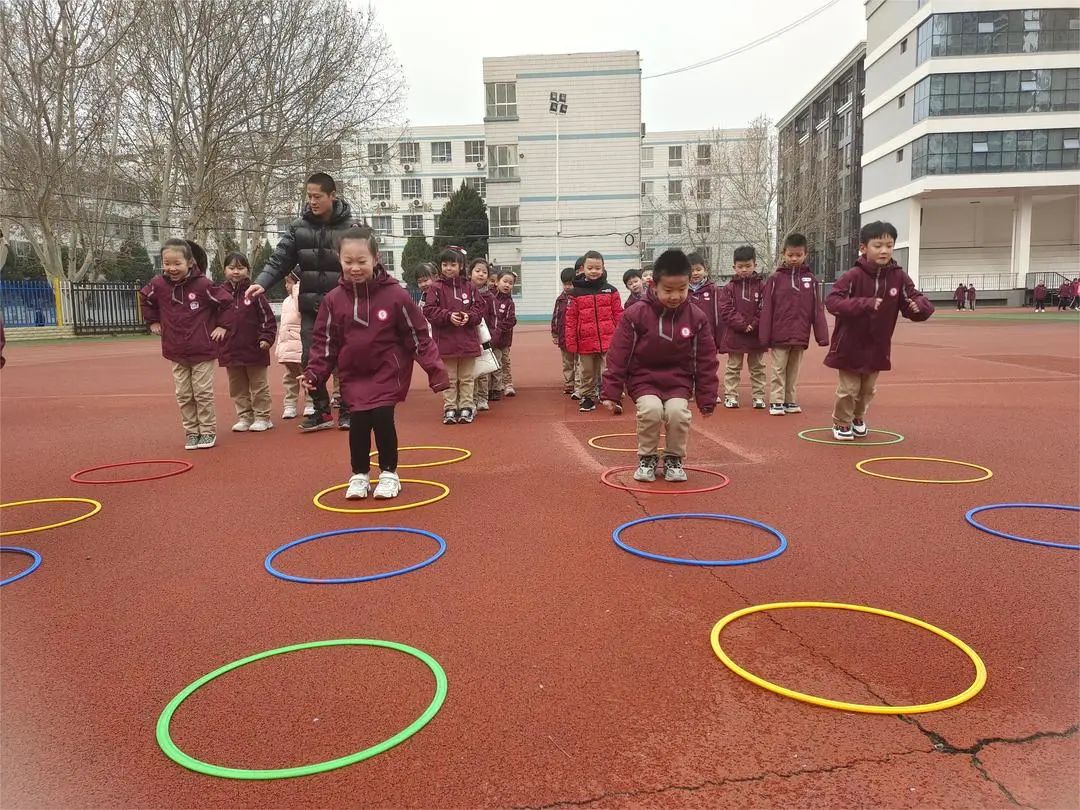 【預(yù)娃?運(yùn)動篇】預(yù)娃笑靨喚春風(fēng)，健康活力齊運(yùn)動——石家莊私立一中附小預(yù)科部｜運(yùn)動我快樂