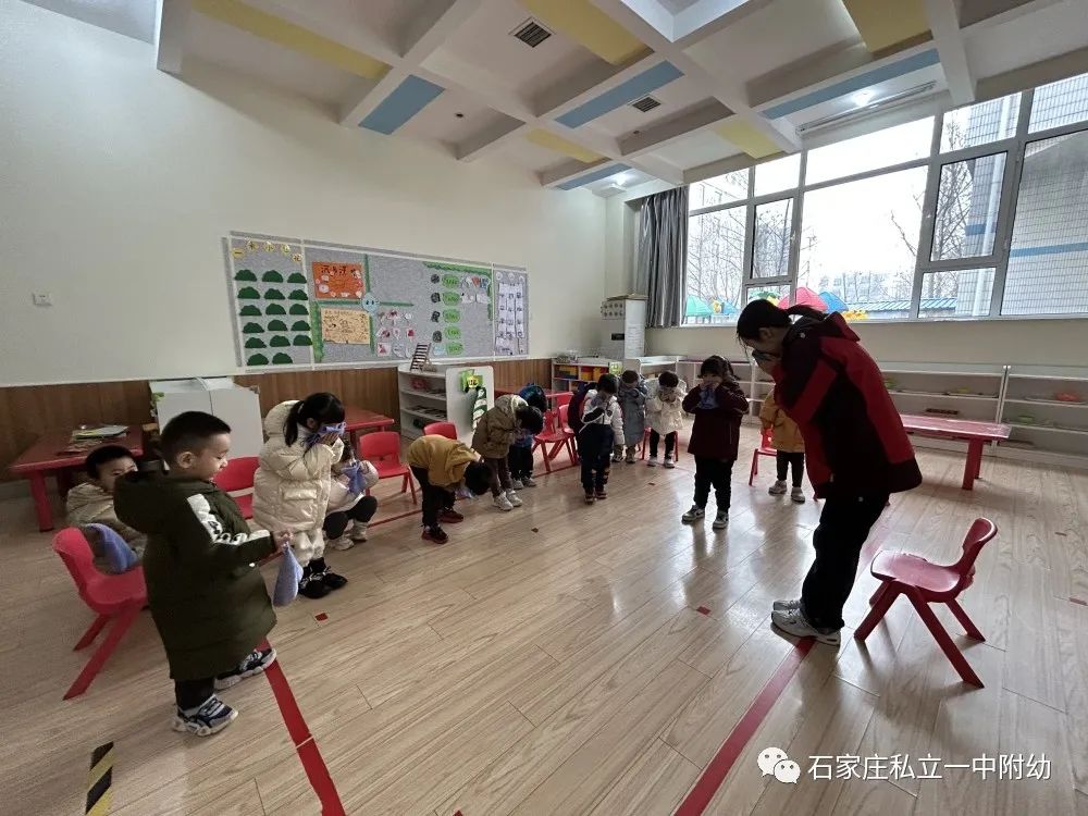 【幼之育】“消防安全 我們?cè)谛袆?dòng)”——私立一中幼兒園消防逃生演練活動(dòng)