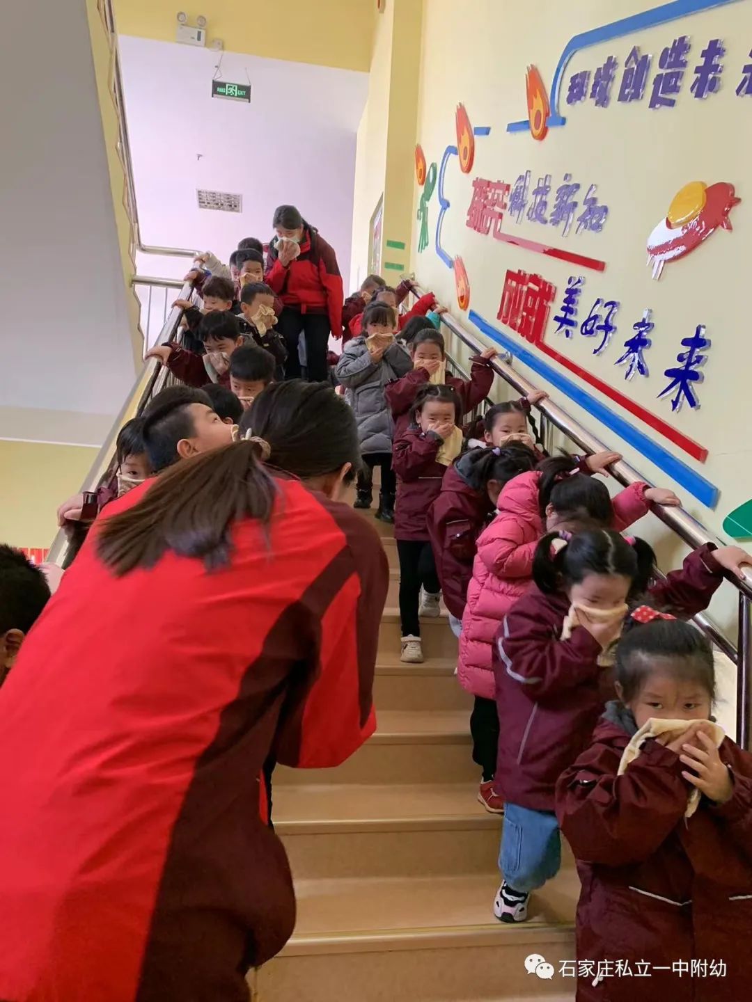 【幼之育】“消防安全 我們?cè)谛袆?dòng)”——私立一中幼兒園消防逃生演練活動(dòng)