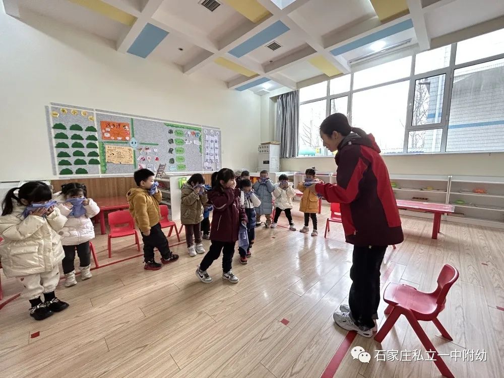 【幼之育】“消防安全 我們?cè)谛袆?dòng)”——私立一中幼兒園消防逃生演練活動(dòng)