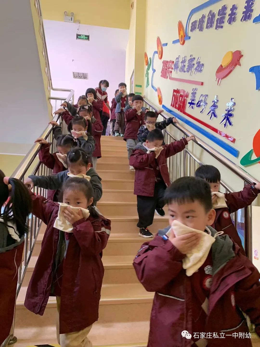 【幼之育】“消防安全 我們?cè)谛袆?dòng)”——私立一中幼兒園消防逃生演練活動(dòng)