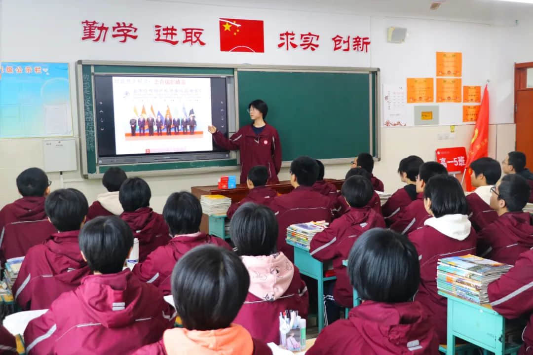 評析時(shí)政熱點(diǎn) 涵養(yǎng)家國情懷丨高一年級開展“時(shí)政播報(bào)”特色活動
