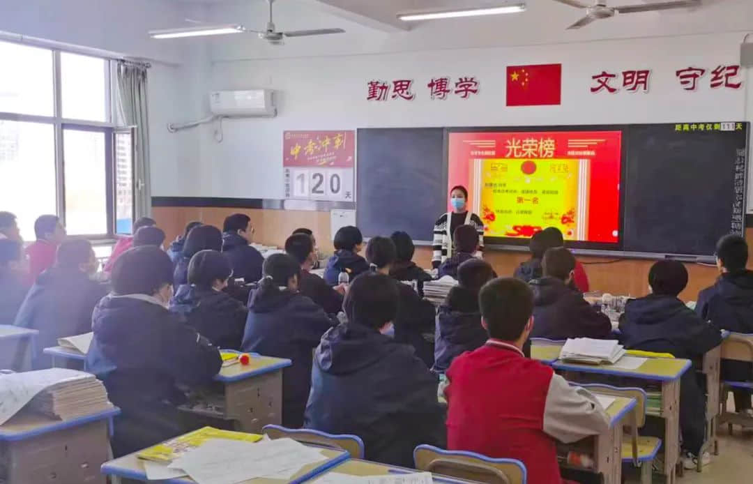 厲兵秣馬 賡續(xù)未來(lái)丨私立一中各年級(jí)召開(kāi)期末表彰大會(huì)暨成績(jī)分析會(huì)