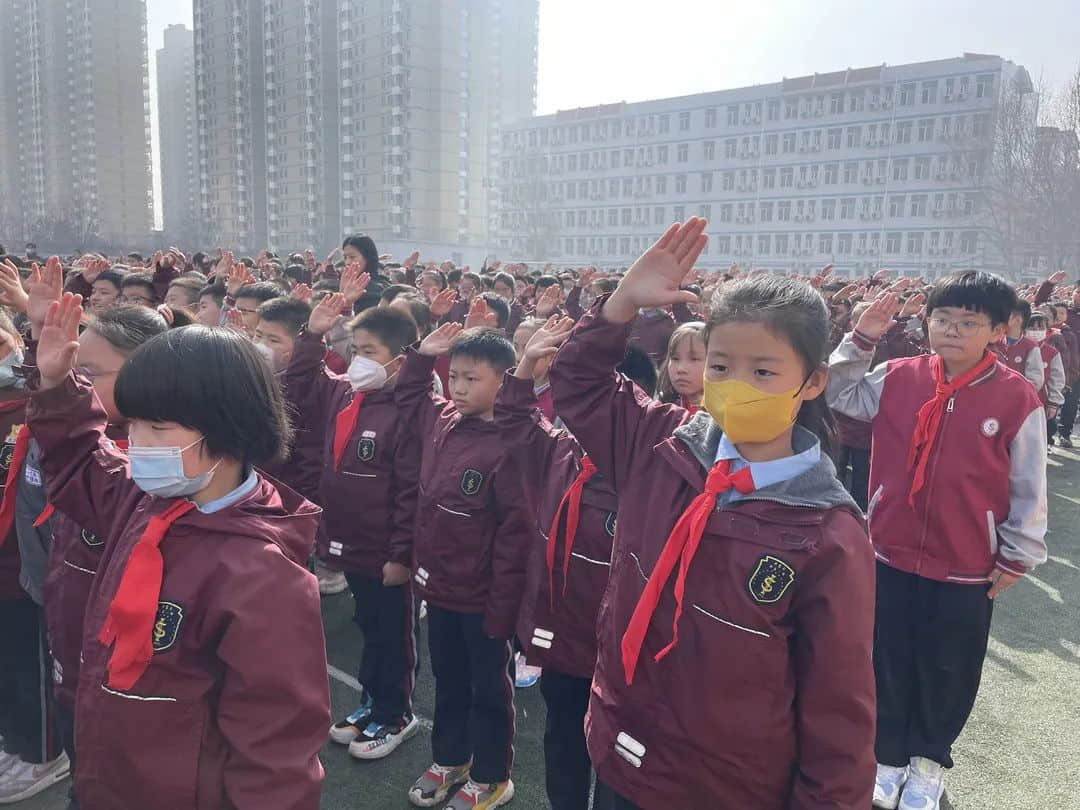 【立小?國(guó)旗下的思政課】三月春風(fēng)暖人心 雷鋒精神伴我行 | 石家莊私立一中附屬小學(xué)升旗儀式