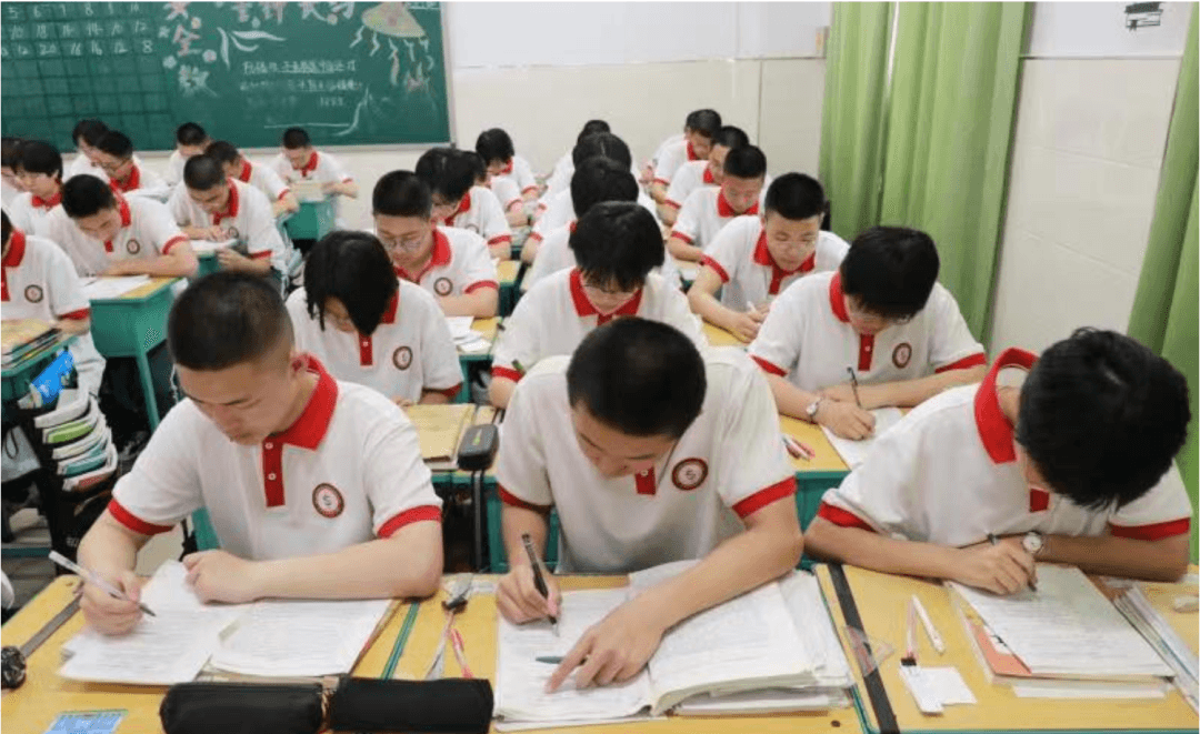 【媒體報(bào)道】社會(huì)高度關(guān)注私立一中王牌班型---“清北班”