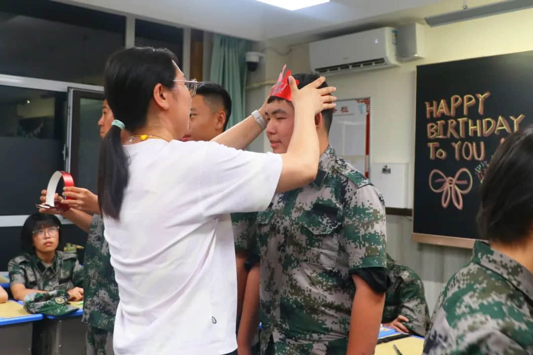 烈日灼灼磨意志 集體生日顯溫情丨當(dāng)生日遇到軍訓(xùn)