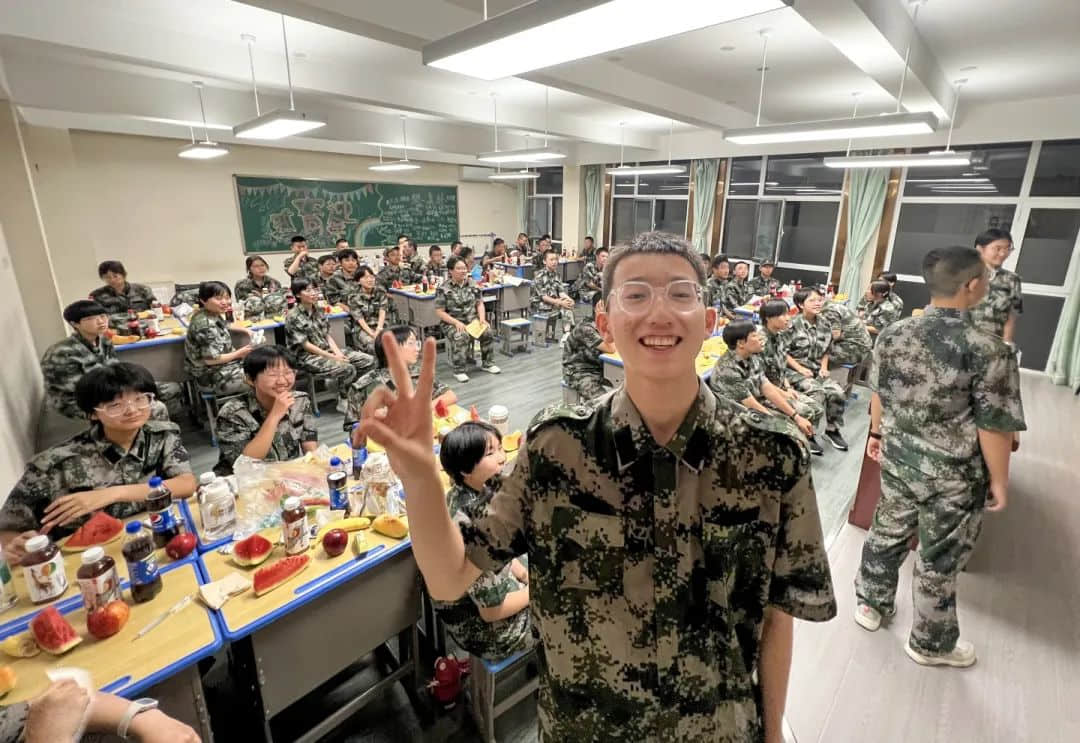 烈日灼灼磨意志 集體生日顯溫情丨當(dāng)生日遇到軍訓(xùn)