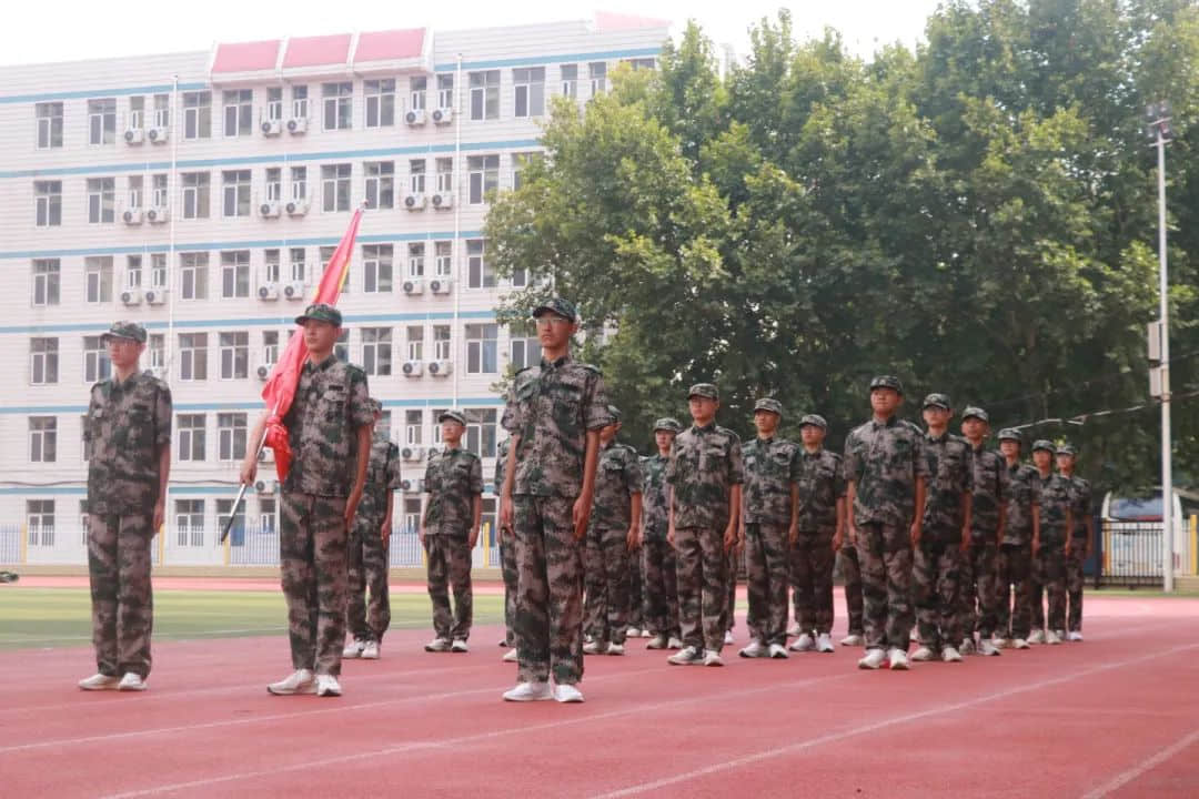 戎裝競展凌云志 秣馬揚(yáng)帆啟華章丨2023級新高一隆重舉行軍訓(xùn)匯演