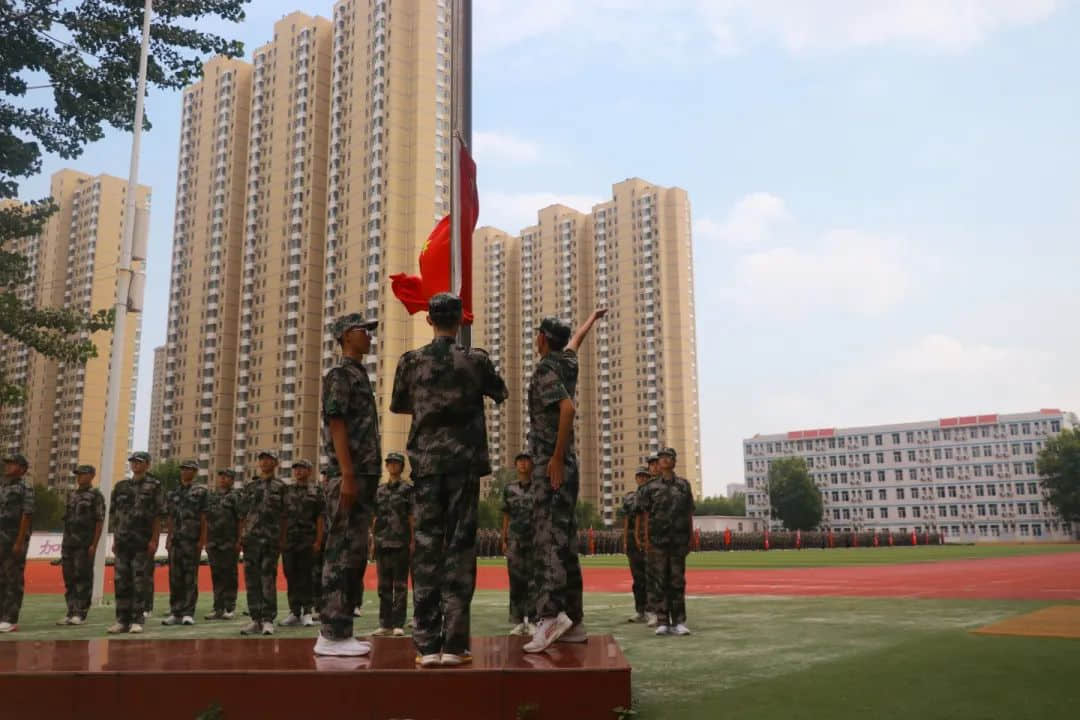 戎裝競展凌云志 秣馬揚(yáng)帆啟華章丨2023級新高一隆重舉行軍訓(xùn)匯演