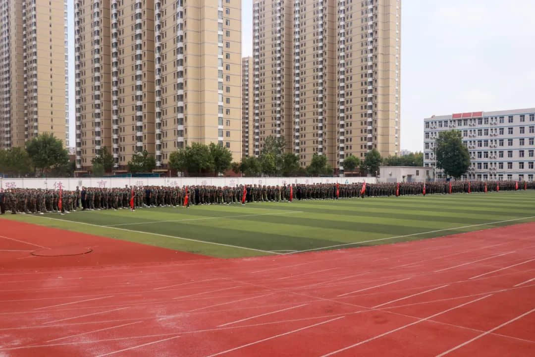 戎裝競展凌云志 秣馬揚(yáng)帆啟華章丨2023級新高一隆重舉行軍訓(xùn)匯演