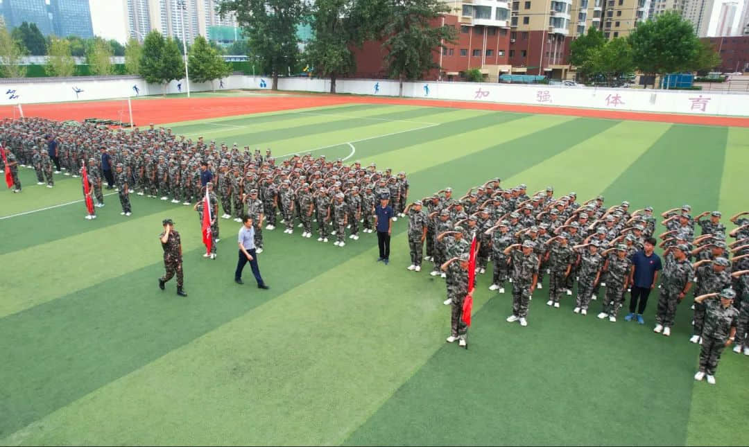 戎裝競展凌云志 秣馬揚(yáng)帆啟華章丨2023級新高一隆重舉行軍訓(xùn)匯演