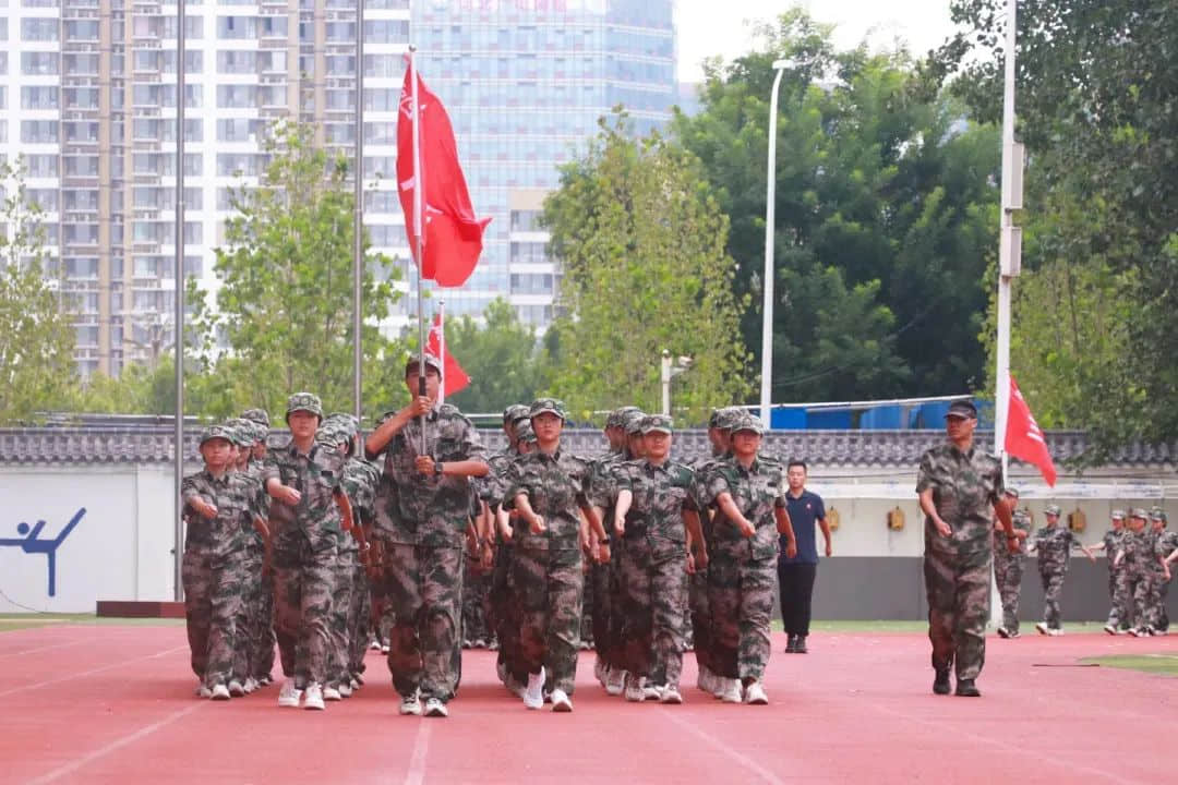 戎裝競展凌云志 秣馬揚(yáng)帆啟華章丨2023級新高一隆重舉行軍訓(xùn)匯演