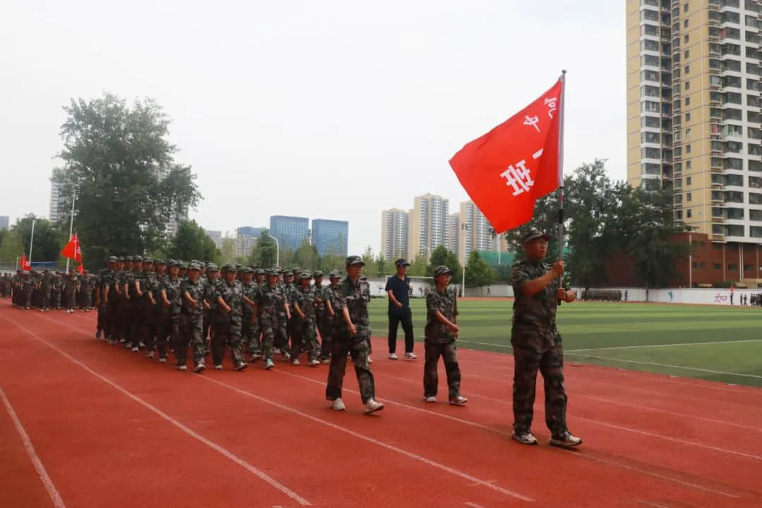戎裝競展凌云志 秣馬揚(yáng)帆啟華章丨2023級新高一隆重舉行軍訓(xùn)匯演